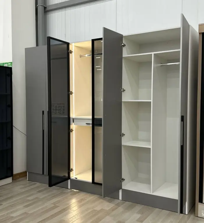 Zamonaviy interyer uchun minimalist shkaf