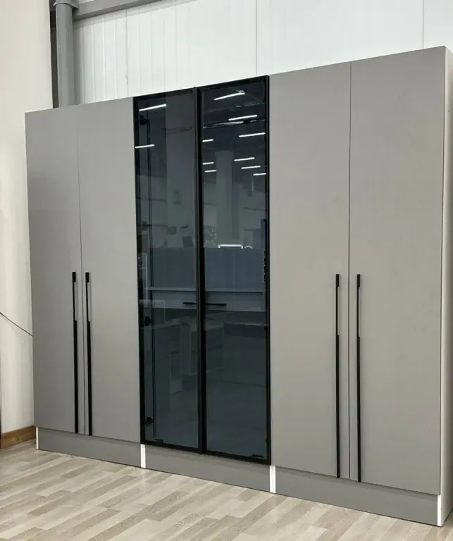 Zamonaviy interyer uchun minimalist shkaf