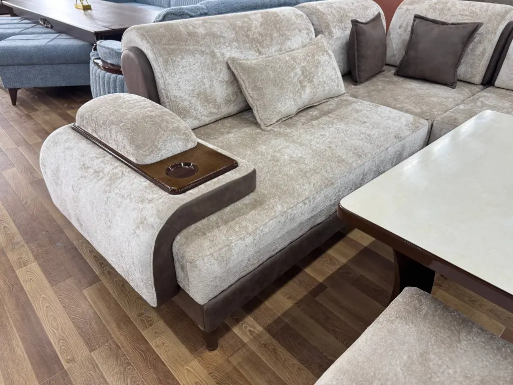 Keng, shinam va zamonaviy mehmonxona uchun premium divan