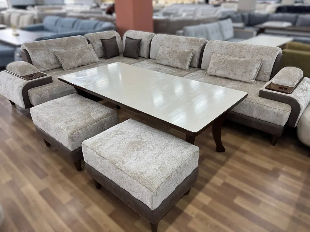 Keng, shinam va zamonaviy mehmonxona uchun premium divan