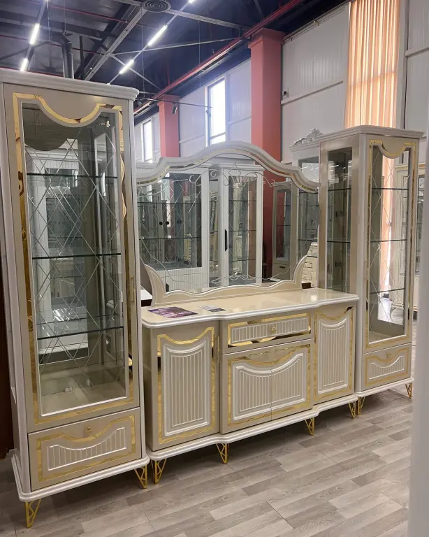 Premium mehmonxona mebeli – 2 ta vitrina, komod va katta dekorativ oyna