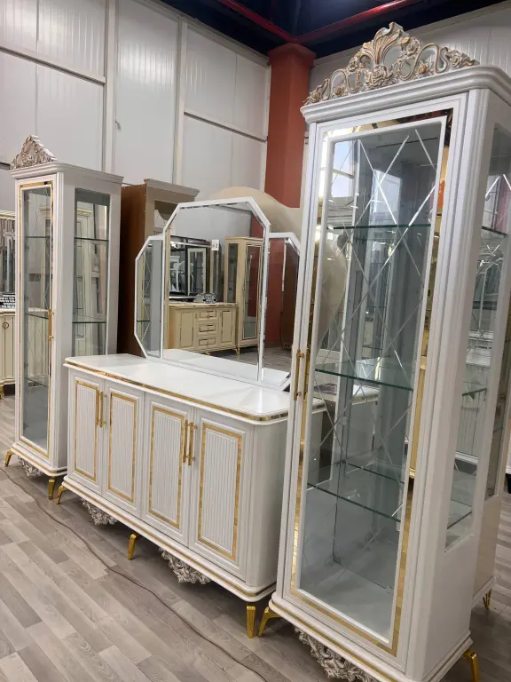 Premium mehmonxona mebeli – 2 ta vitrina, komod va dekorativ ko'p qirrali oyna