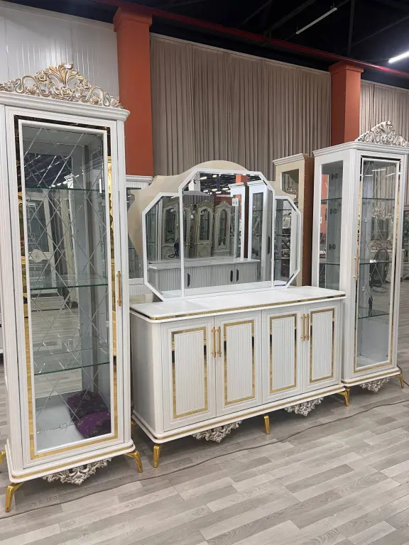 Premium mehmonxona mebeli – 2 ta vitrina, komod va dekorativ ko'p qirrali oyna